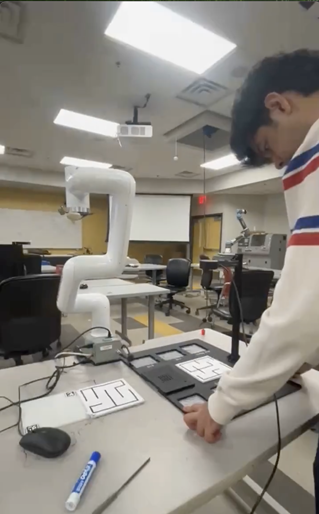 Robot arm grabbing objects in simulation